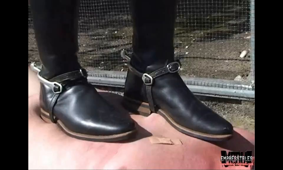 La señora montadora se divierte con su alfombra humana.