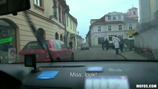 Natali Blue - Manejando el medidor en ese coño