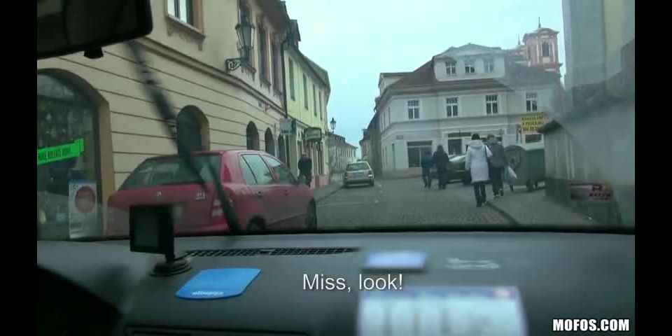 Natali Blue - Manejando el medidor en ese coño