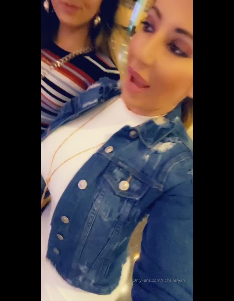 RICHELLE RYAN () Richelleryan - my girlfriend rose and i went boy hunting inside the cosmopolitan the other night 26-11-2019