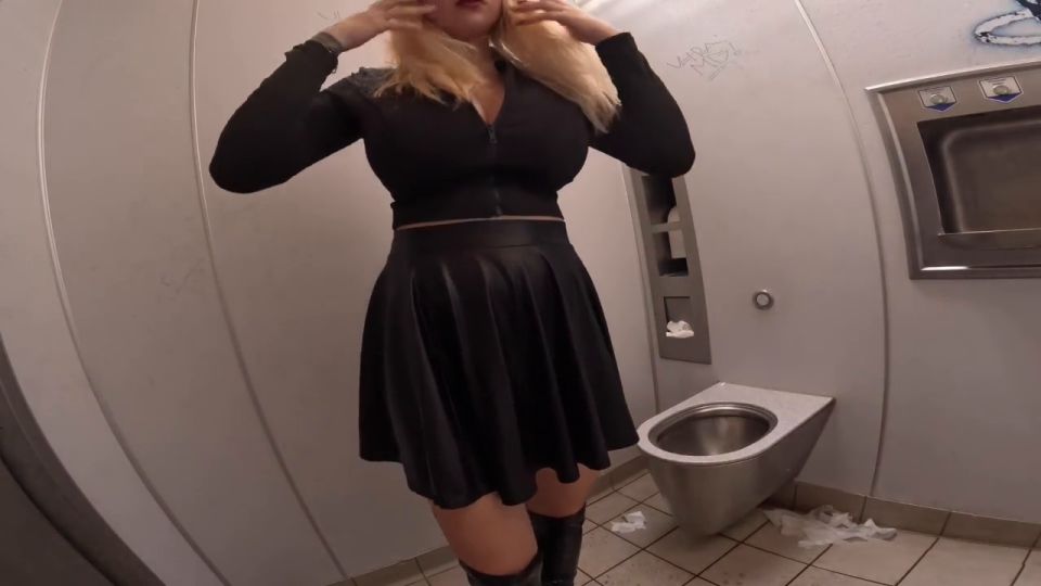 BeverlyAthalia's Seductive Wet Moments at Rest Stop! HD720P