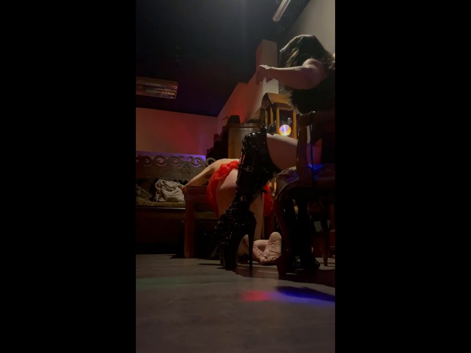 MISTRESS ERINIA - A Nice Red And Trained Ass.