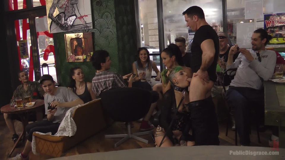 Fetish Liza y Lola Desobediente Puta se castiga públicamente.