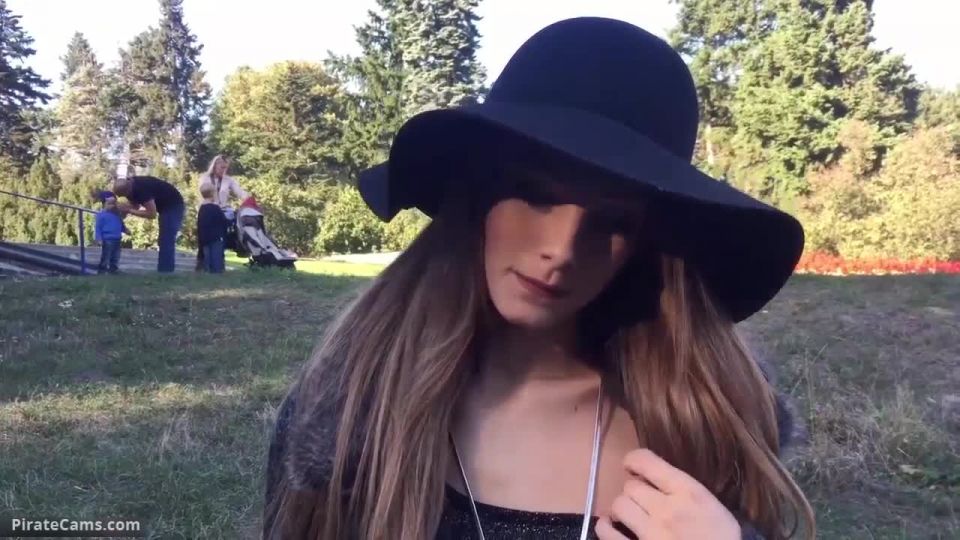  teen | Girl Fressia in Public in a Park | webcams