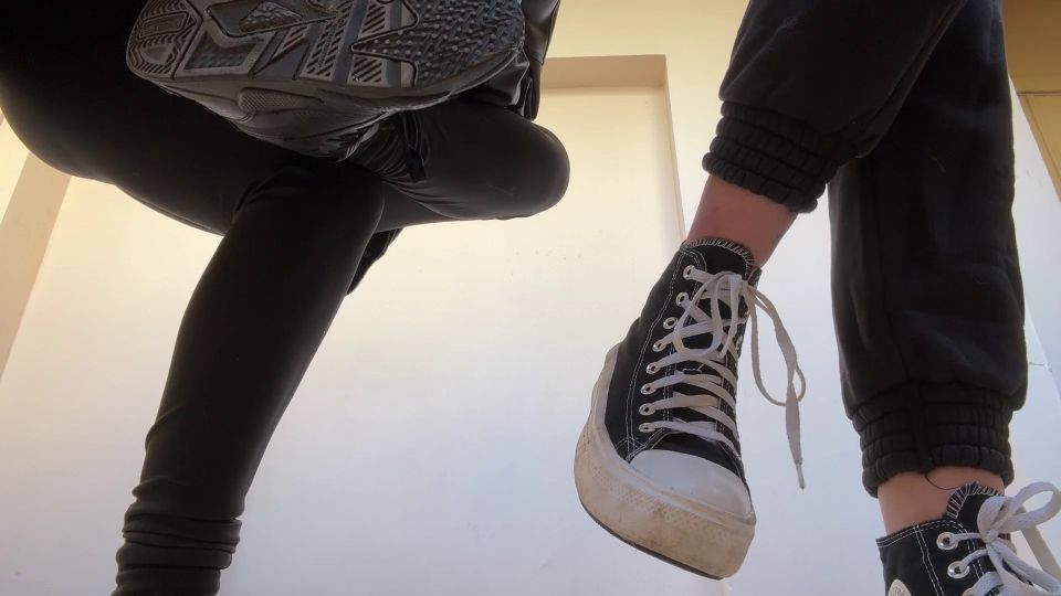 Pequeña princesa FemDom Señora Kira y señora Sofi doble POV Spitting Y (porno fetiche)