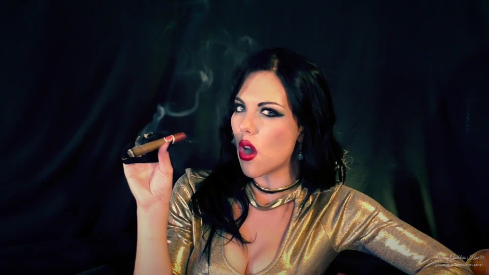 vídeo adulto gratis 19 Diosa joven Kim - Cigarro celebración, coche de aplastar fetiche en pov