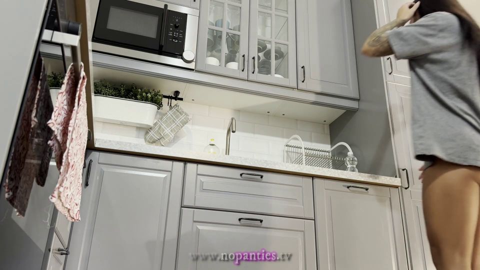 [GetFreeDays.com] Only with a tshirt and nothing else kitchen porn feat black an solo female porn