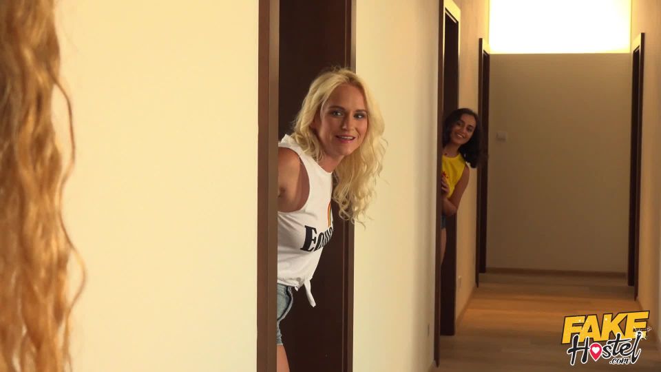 Online video Rossella Visconti, Shona River, Yasmeena - BnB Room Sneak hardcore