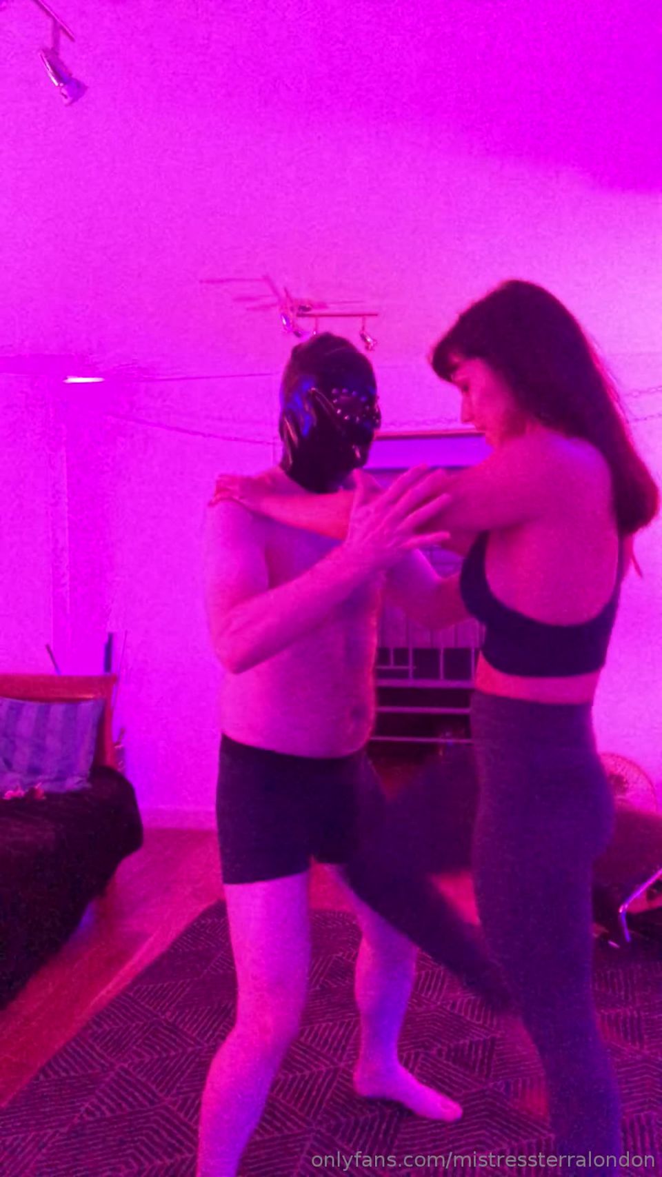 Onlyfans - Mistress Terra - obeymistressterra - obeymistressterraTwo ways to destroy a man by going for his balls - 09-06-2019