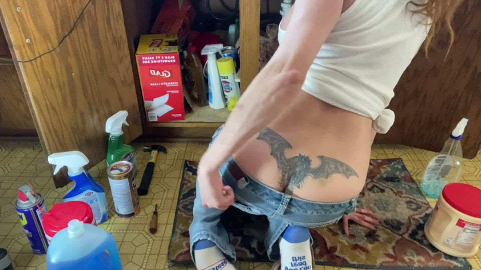 M@nyV1ds - QueenMotherSoles - Moms Plumber Butt Crack