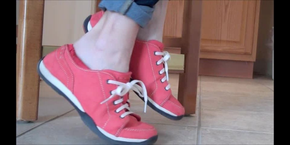 Voyeur – Mo Rina – sneaker heel pop | mo rina | femdom porn