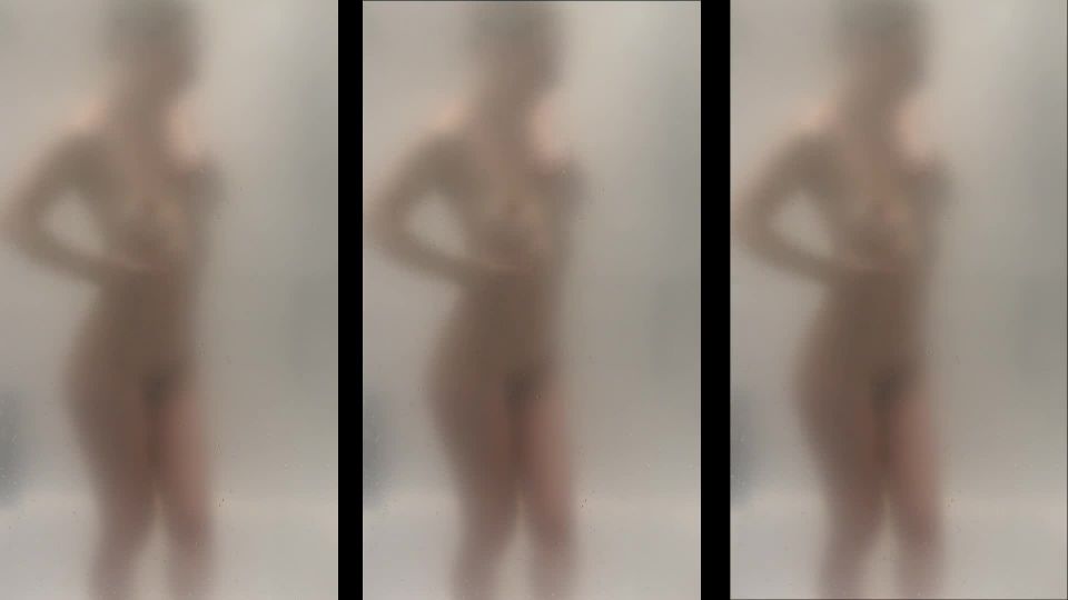 Lilimini - I play with my ass in the shower