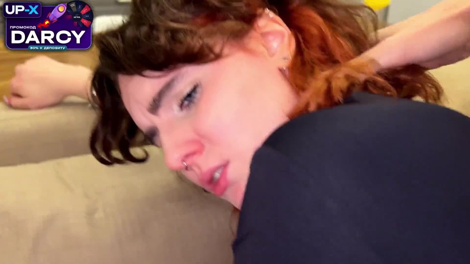 Una joven agente inmobiliaria tiene sexo con un cliente (pornstar) Darcy Dark