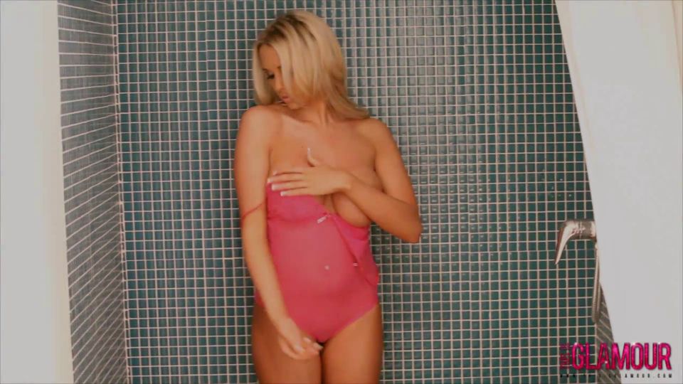 Cara Brett en una sesión de ducha vaporosa - ThisIslamour.