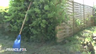 LaFRANCEaPOIL Angela la petite allumeuse offre sa bonne chatte au jardinier! 720p (mp4)