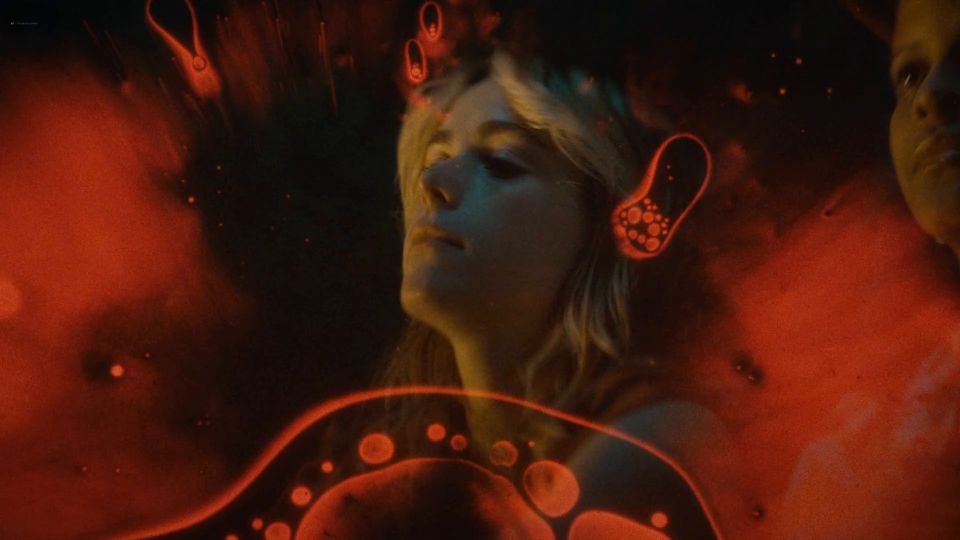 Kiernan Shipka y Krysten Ritter Sizzle en piedra fría Fox 202