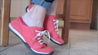 Voyeur – Mo Rina – sneaker heel pop | highly arched feet | feet porn fetish kitsch