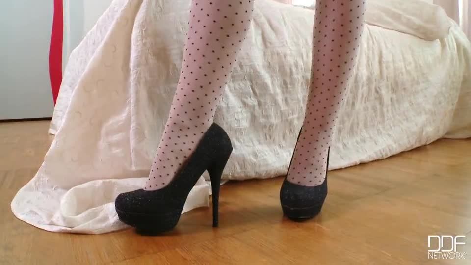 Stocking Goddess stands before us! - [Feet porn]