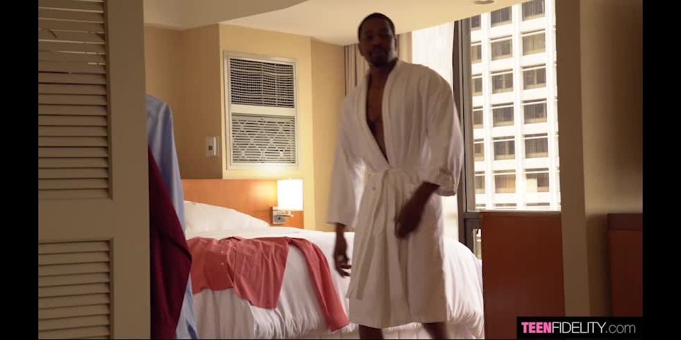 Felación adolescente - Daphne Atreverse - interracial - morena