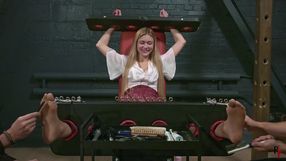 Linda – Four hands soles tickling in stocks foot 