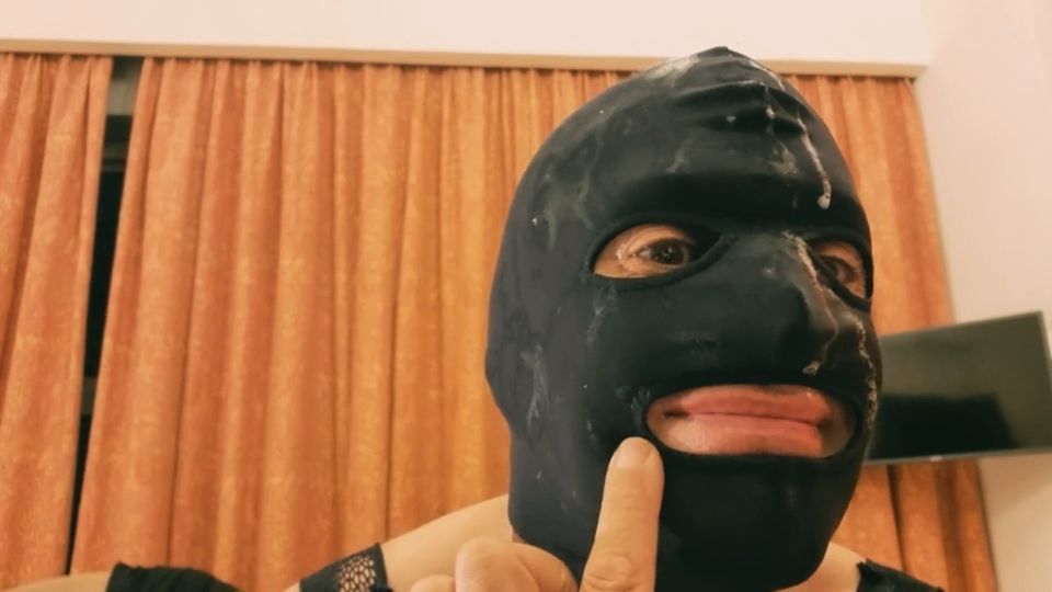"Chúpate los talones mientras escupimos en tu cara" (1080 HD) (2025)