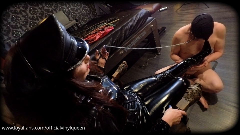 La adoración de la bota de la reina del vinilo en el con esclavo Joe Chastitytease y denegation (Femdom porn)