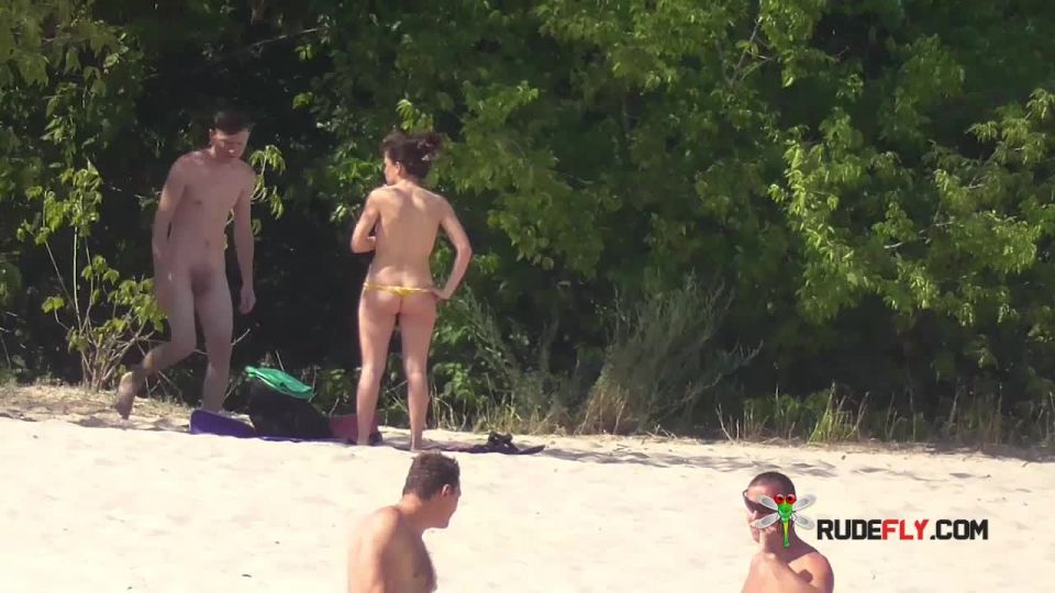A public strand can’t keep these nubile nudists down Voyeur