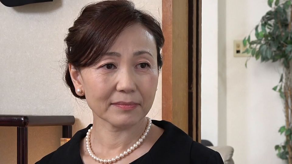 [FHD]TMRD-1297 熟女 淫らな秘め事 奥さんのムチムチの体に欲情した不動産屋の男は… 一周忌の夜、亡き夫の上司に熟れた恥部を捧げる未亡人