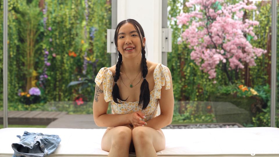 Escéptica asiática chica con coletas tiene una experiencia sexual explosiva D.