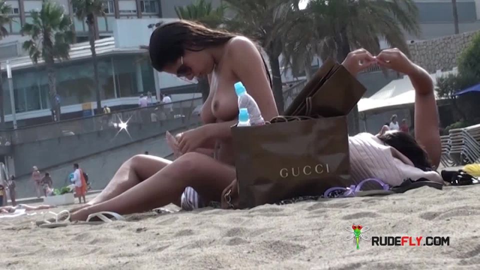 Amateur plage girls shake nude jugs and stretch legs Nudism!