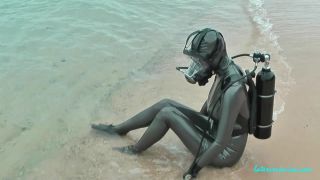 LatexVeronica buceando en traje de látex peltre