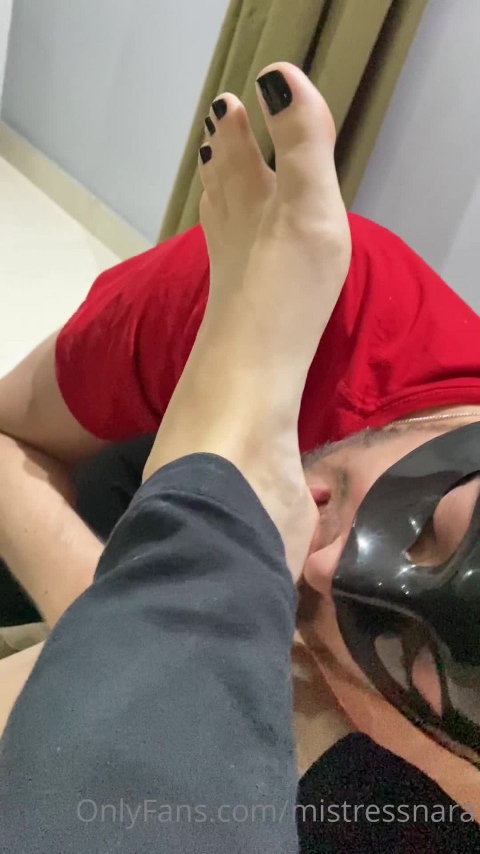 Nara Neveu - lonnara Mistressnara - parte cinza en la adoración de mis hermosos pies que chupa mis pies tan bien en el 11-10-2021