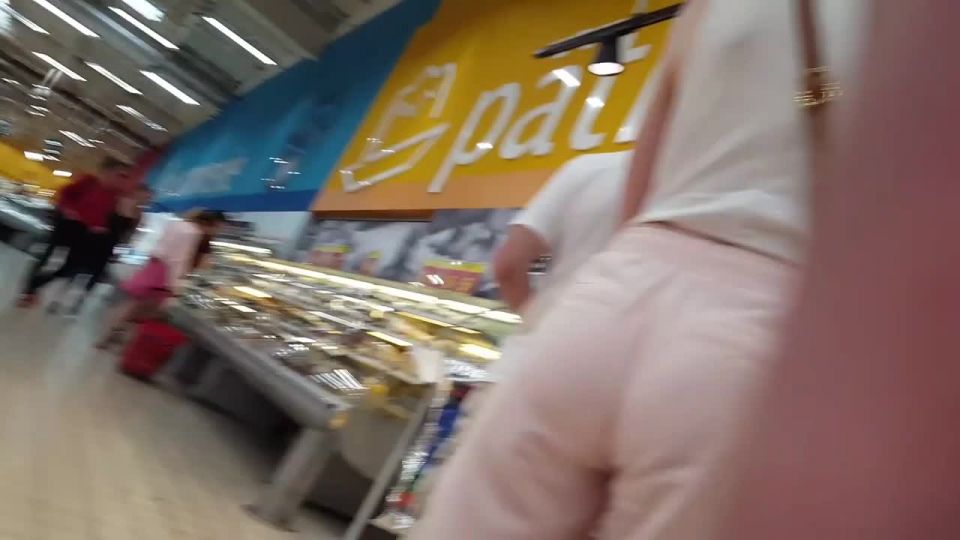 Skinny girl got a nice butt in loose pants
