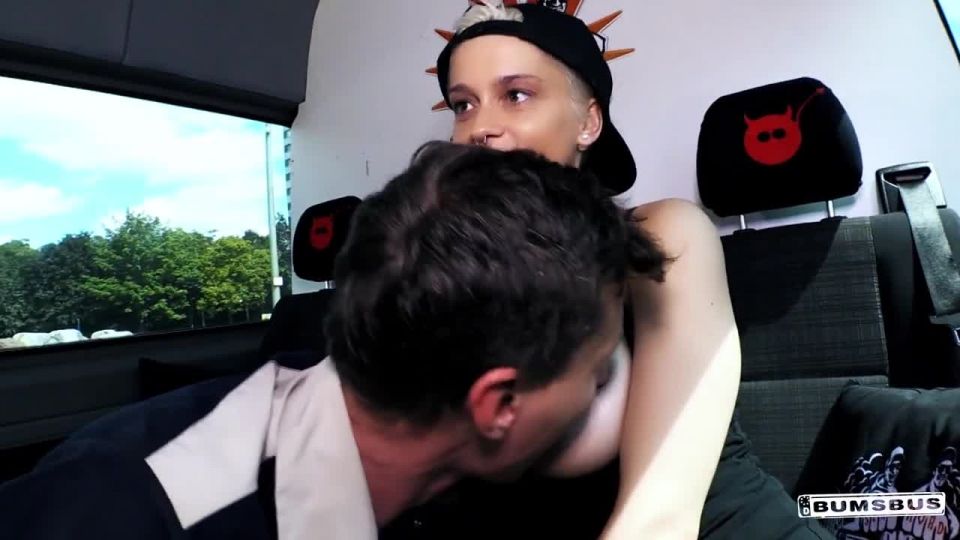 7175 Mila Milan Sexo salvaje en la furgoneta y exposición pública con...