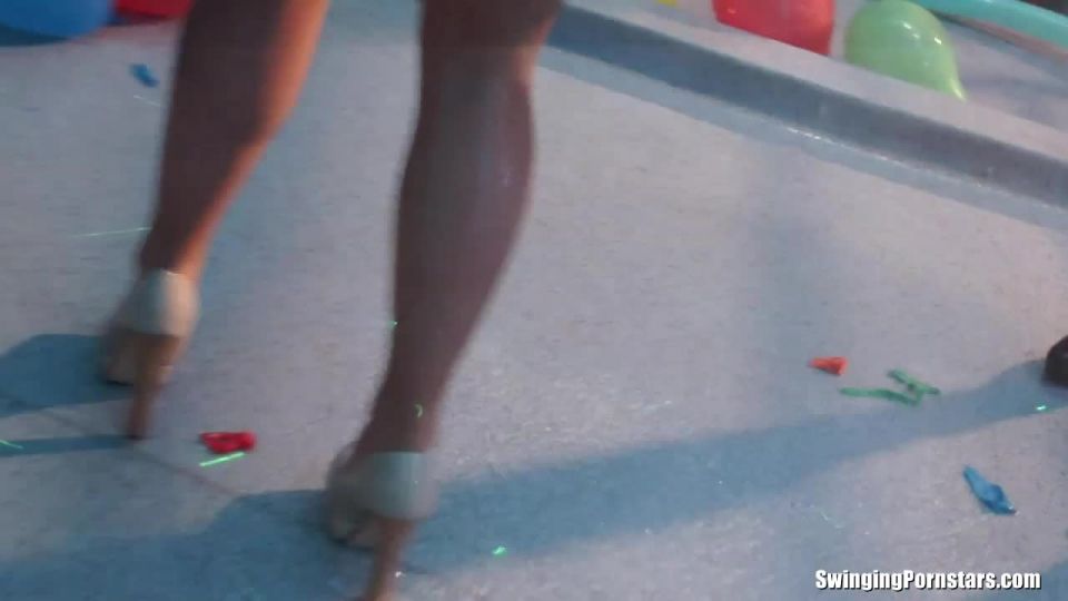 TiffanyDollColección DrunkSexOrgycom haciendo mierda Buddies en el club Parte 2 ducha 27112013