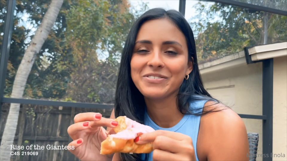 El ascenso de la gigante Enola La gigante y la donut (Porno femenino)