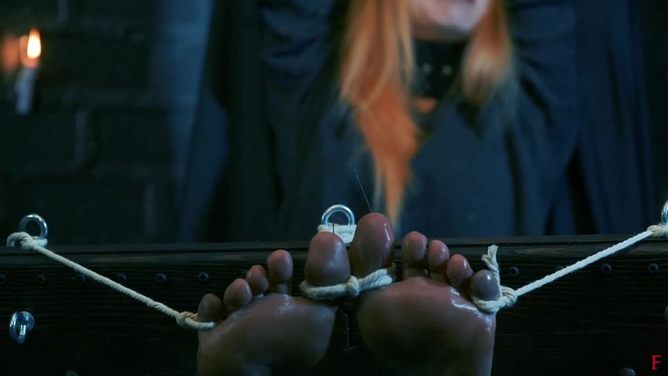 Ameliya The Witch - Bastinado And 3 Of Her Feet With Fir...