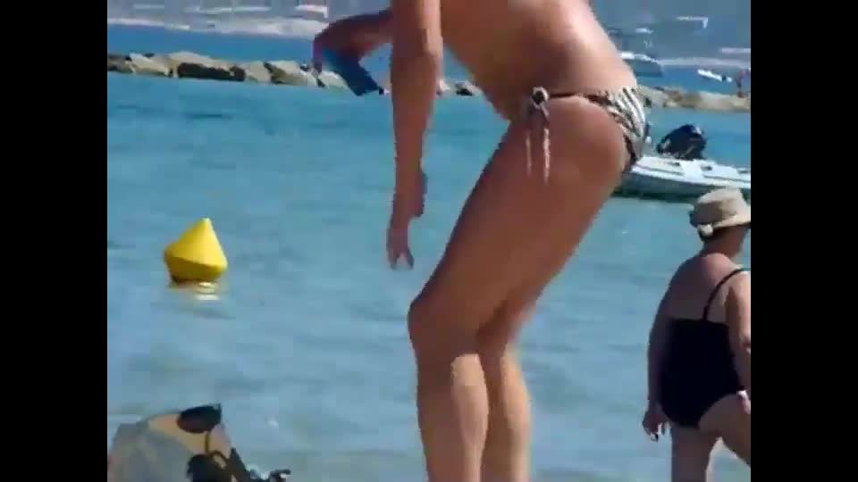 Mature topless woman spied on a beach  720
