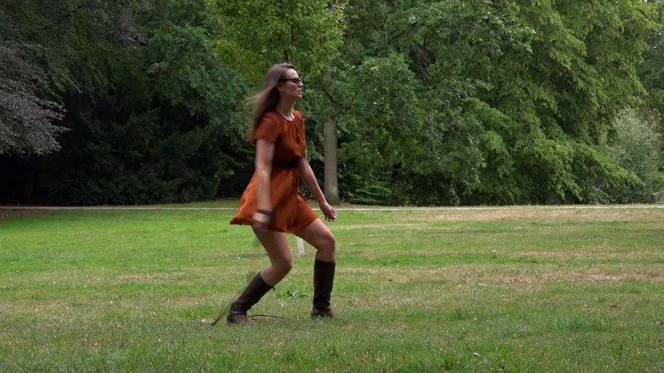 FEMDOMFOTO - Lady Iveta - 2a Stockwhip - Cracking (alemán).