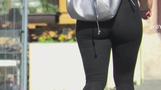 Voyeur zooms on big pussy bulge in black leggings