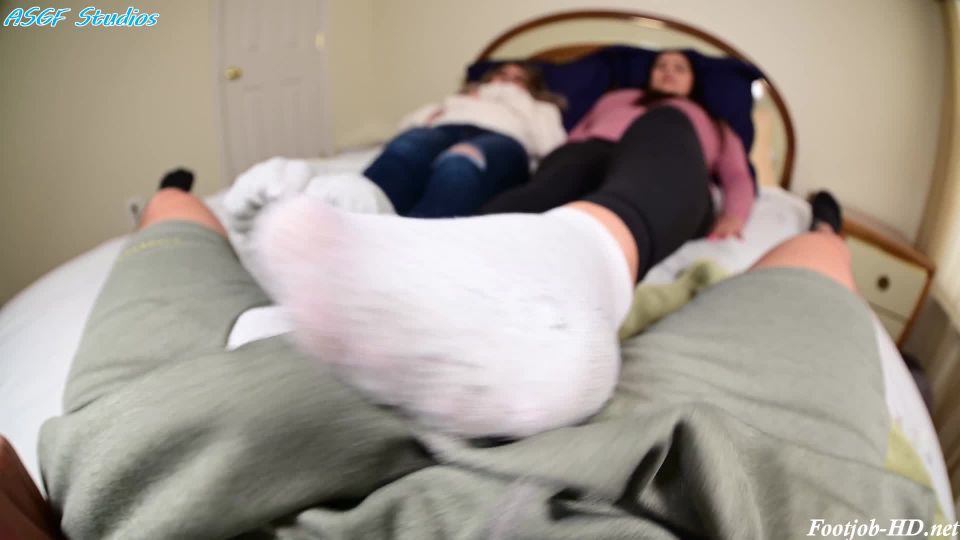 Shy Blonde shows her foot virgin friend the ropes! Fat soles footjob! – Amateur soles giantess and footjobs(Feet porn)