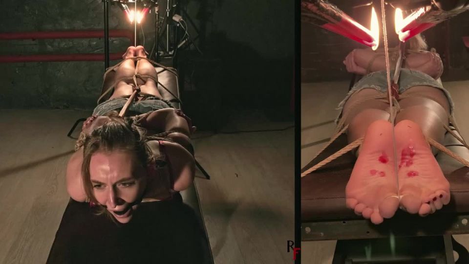 Cera caliente en las soles de Katrinas - atado y atado a la pelota.