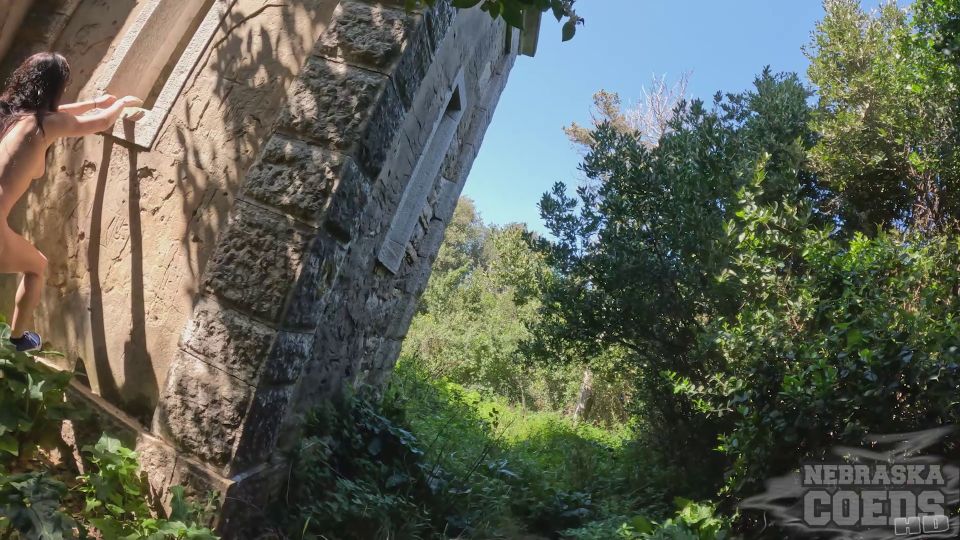 Abbie Storm alias Dora & Gabriella Lati - Desnudo de senderismo en la isla abandonada en Cro.