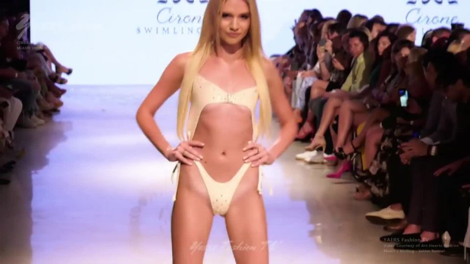 Nude on the catwalk - Model - Oops