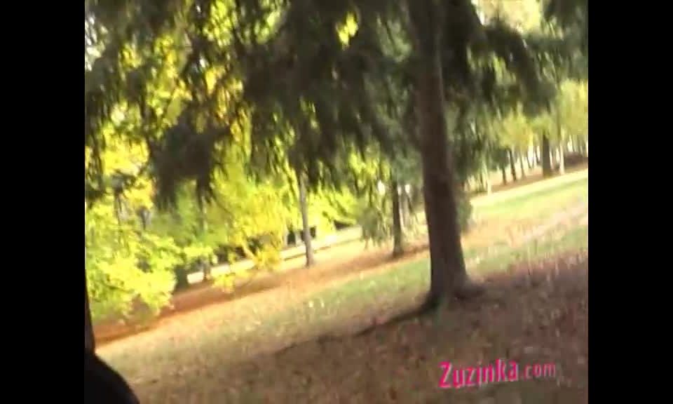 Zuzinka 2010 04 21 Oh sí, me encanta tener mi coño lamido en un parque público con gente alrededor (sin bromas) parte 1 (mp4)