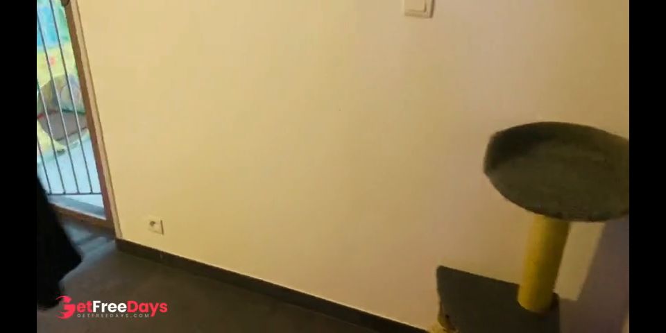 POV housewife is stuck and asks for help