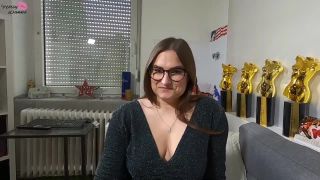 HollyBanks - Das Interview - Mal eben den Reporter gefickt - FullHD 1080P