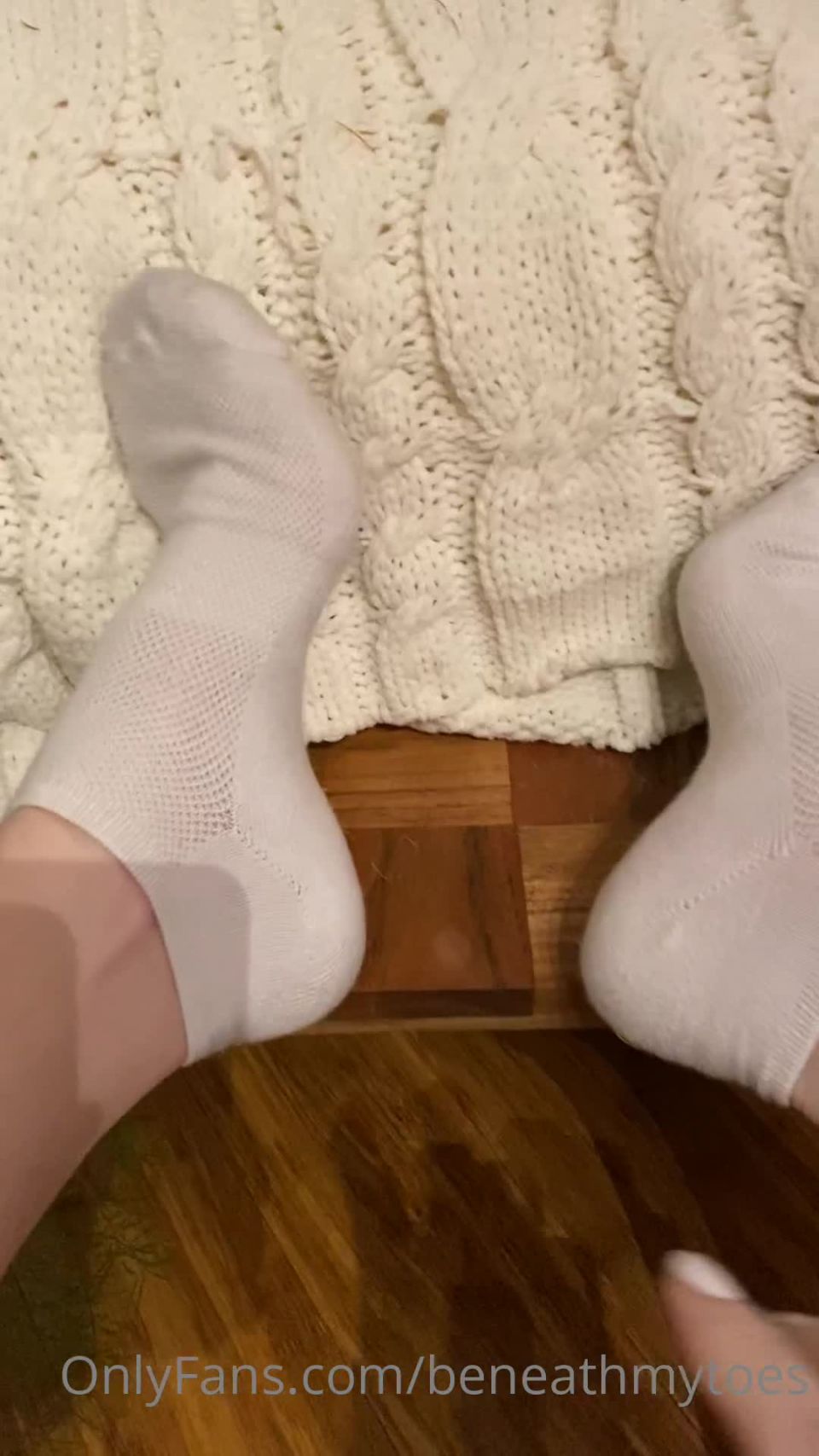 Onlyfans - Beneathmytoes - Get these socks off I need some pampering - 24-10-2021