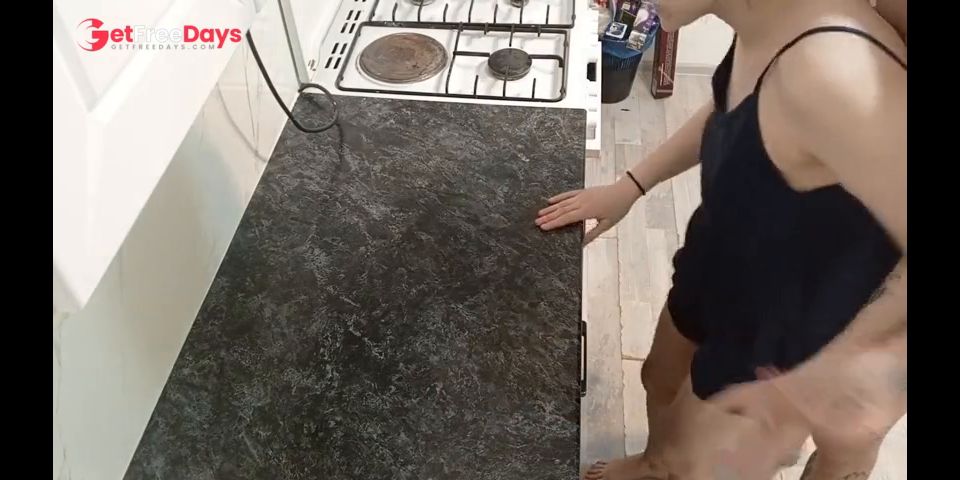 Stepsister said she doesnt know how to cook and cooked a pussy