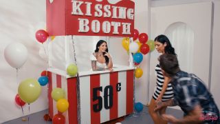 Ivy lebelle, queenie sateen - kissing booth cuties - Lesbian